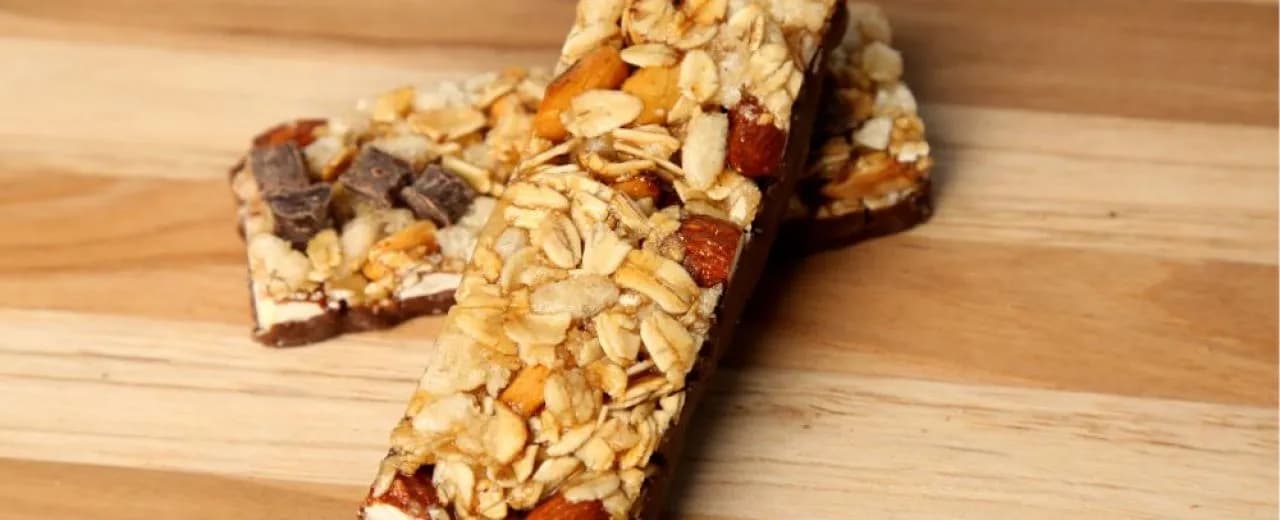 Baton proteinowy: przed czy po treningu? Ekspert radzi, kiedy to działa!