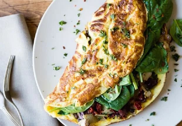 Jak zrobić dietetyczny omlet? Przepis na puszysty i fit omlet!