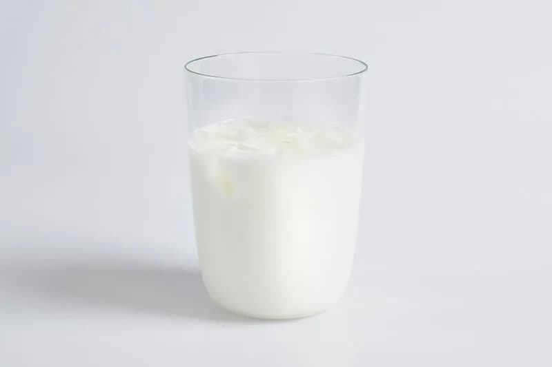 Mleko bez laktozy nie jest wegańskie! Poznaj fakty